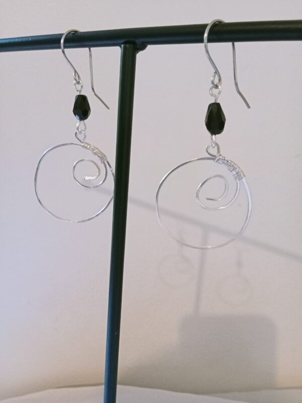 Paire de boucles d'oreilles pendante avec son fil martelé et sa perle de verre – Image 8