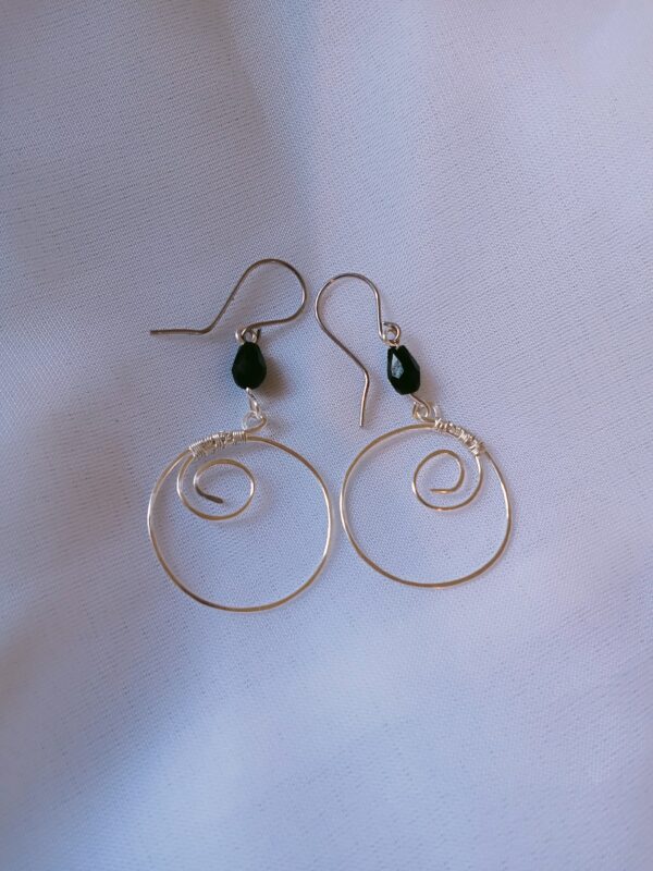 Paire de boucles d'oreilles pendante avec son fil martelé et sa perle de verre – Image 5