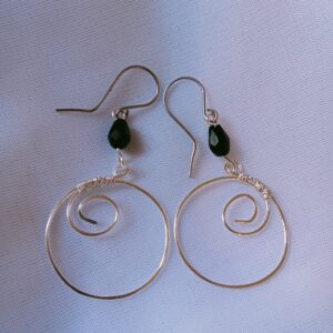 Paire de boucles d'oreilles pendante avec son fil martelé et sa perle de verre