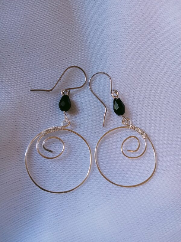 Paire de boucles d'oreilles pendante avec son fil martelé et sa perle de verre