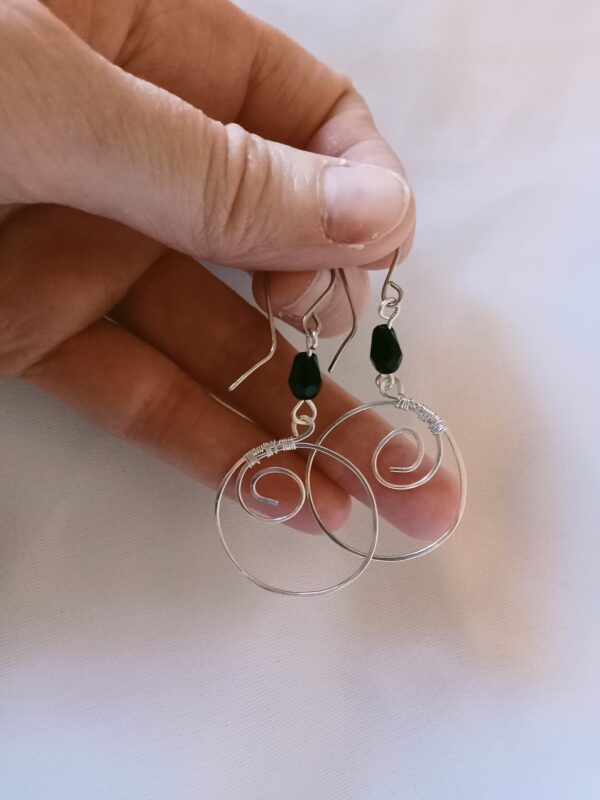 Paire de boucles d'oreilles pendante avec son fil martelé et sa perle de verre – Image 4