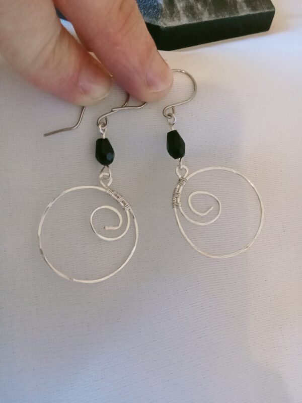 Paire de boucles d'oreilles pendante avec son fil martelé et sa perle de verre – Image 3