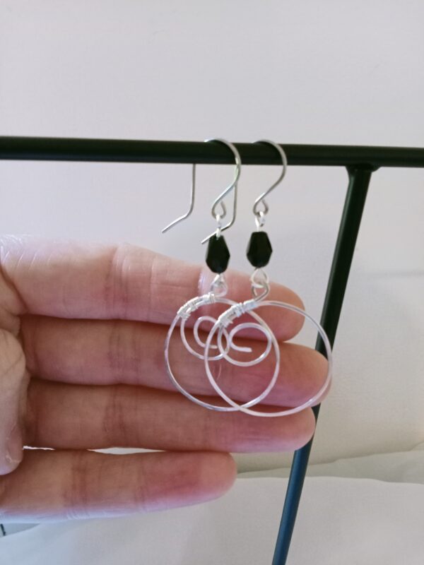 Paire de boucles d'oreilles pendante avec son fil martelé et sa perle de verre – Image 2